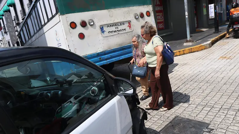Autobús de pasajeros y vehículo particular chocan en la zona centro de Xalapa